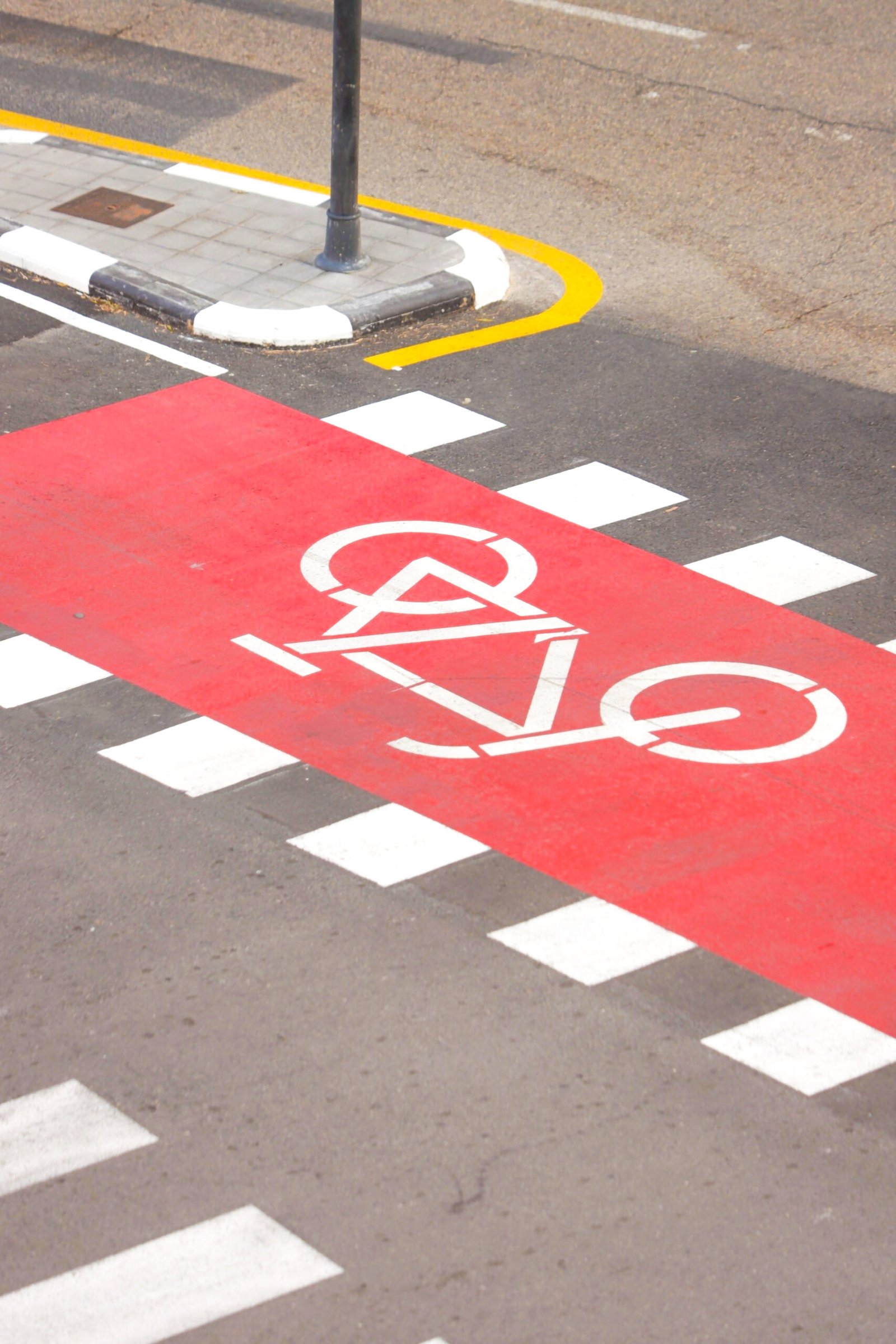 A bike lane sign in the city of Valencia