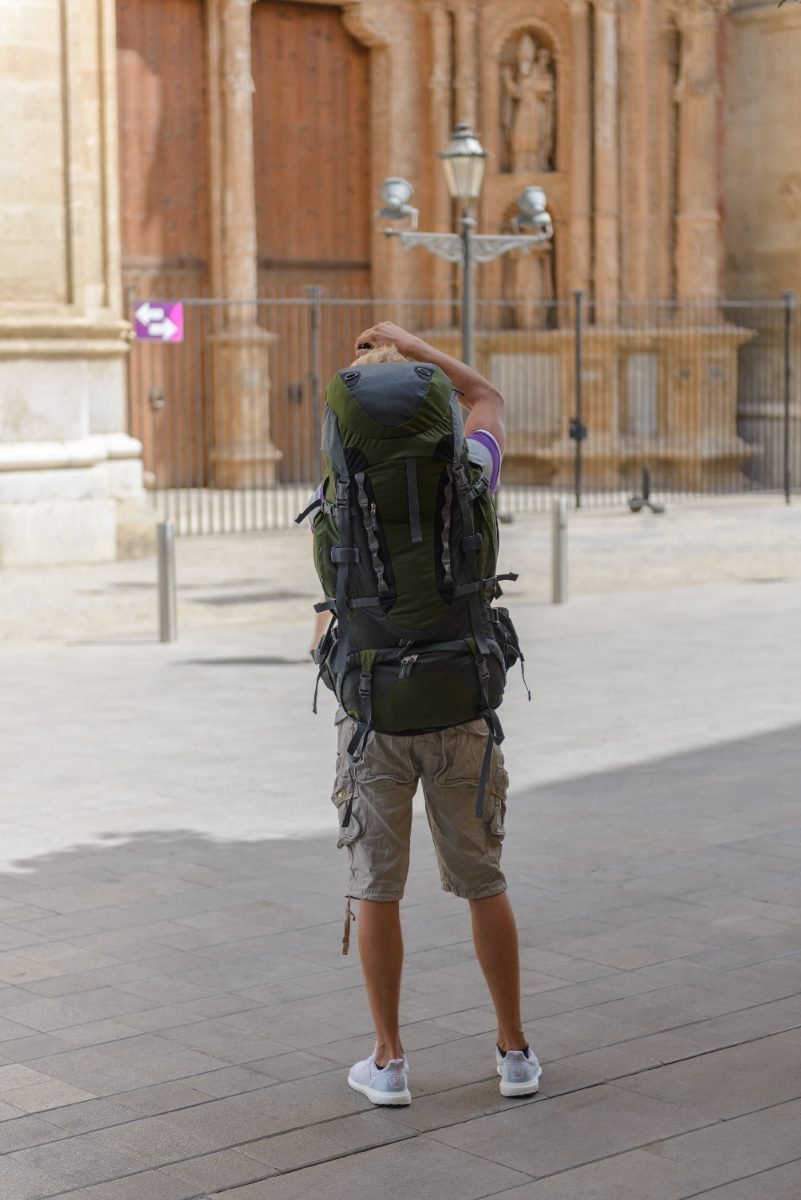 A newcomer arriving in a Spanish city