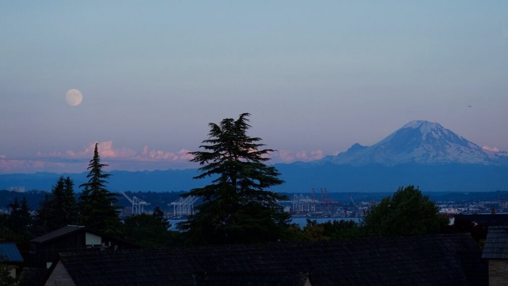 The Seattle skyline at dusk with Mount Rainier behind