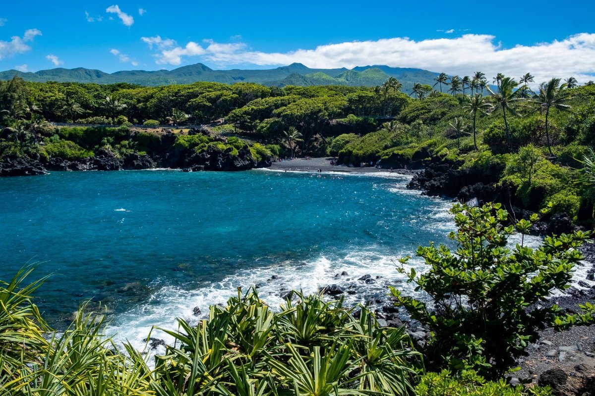 The coast road on the way to Hana on Maui