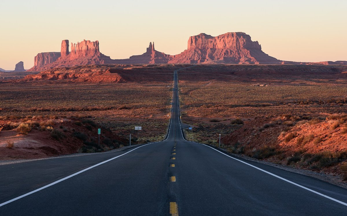 The highway approaching Monument Valley in Utah