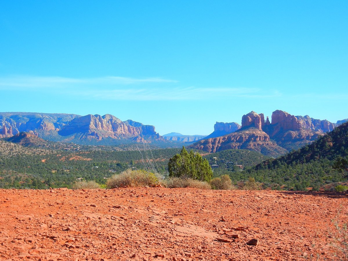 The red rock formations that surround Sedona, Arizona