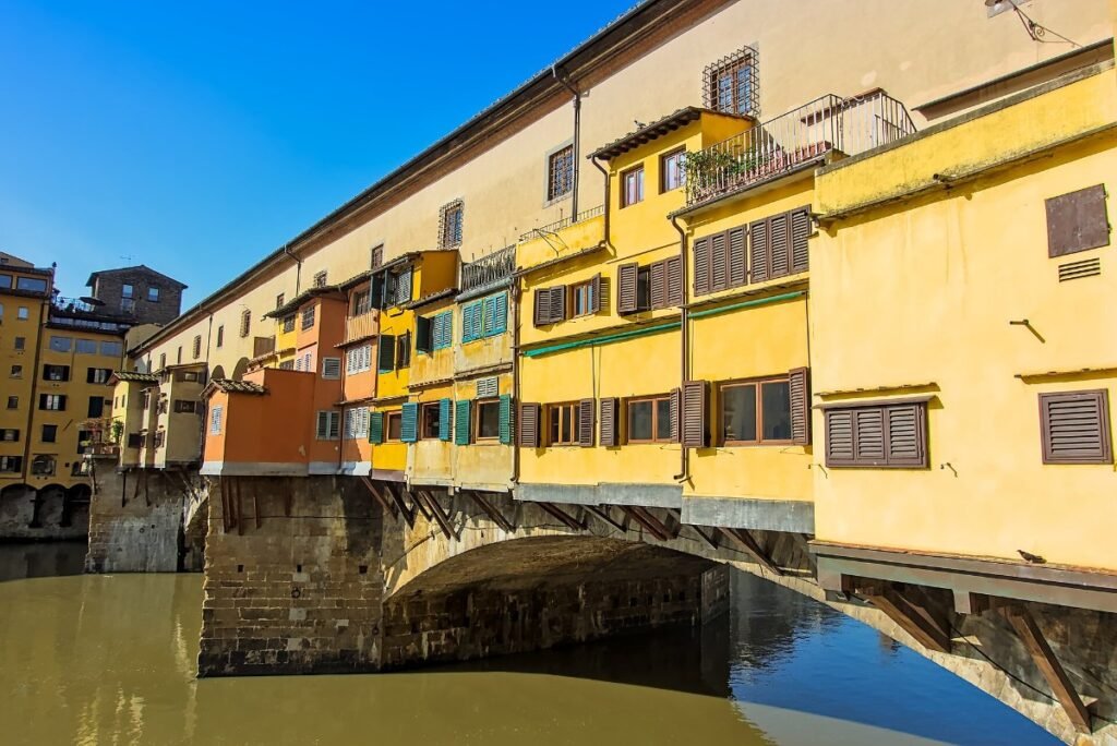 Florence and the Arno, an easy city to be alone in