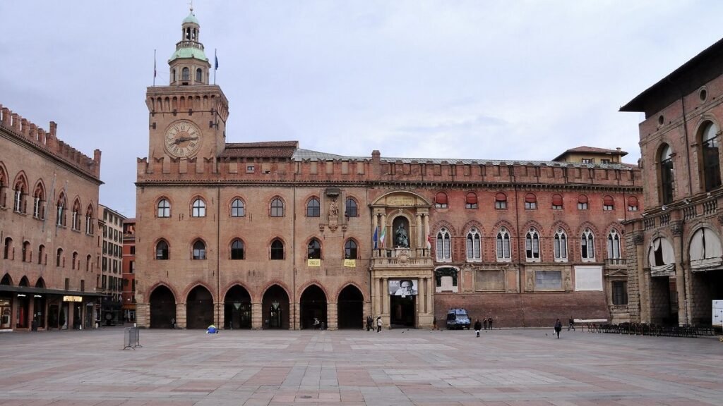 Piazza Maggiore in the middle of Bologna
