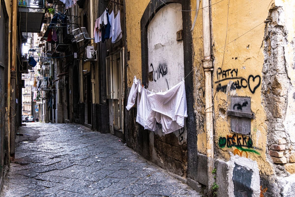 Spaccanapoli, the straight street that splits the old town