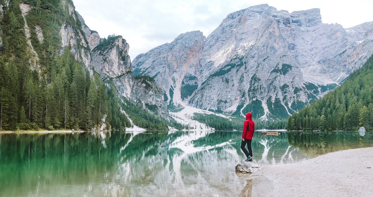 Lago di Braies with its wooden boathouse