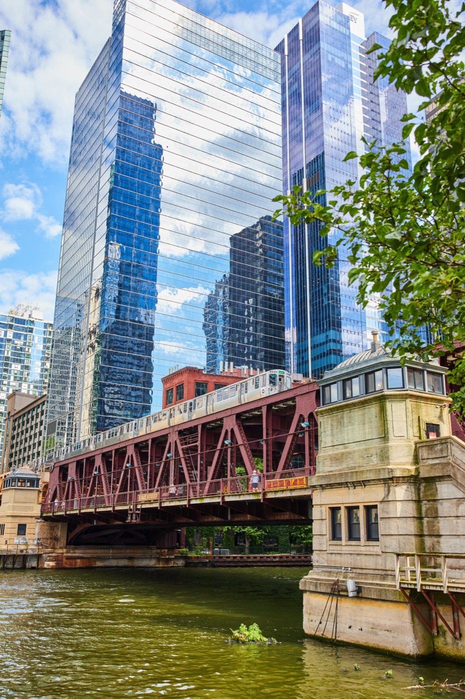 An L train crossing a bridge between Chicago skyscrapers