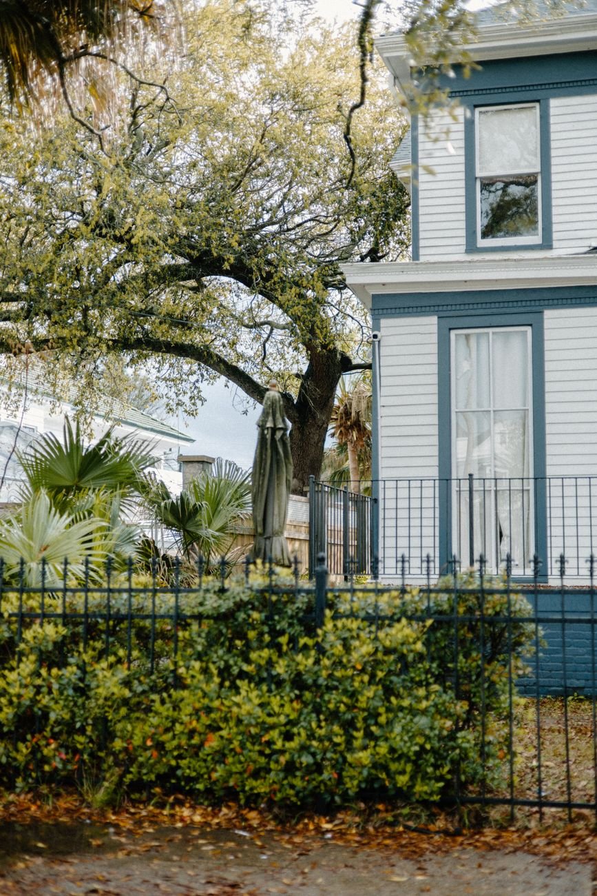 A historic mansion in the Garden District of New Orleans