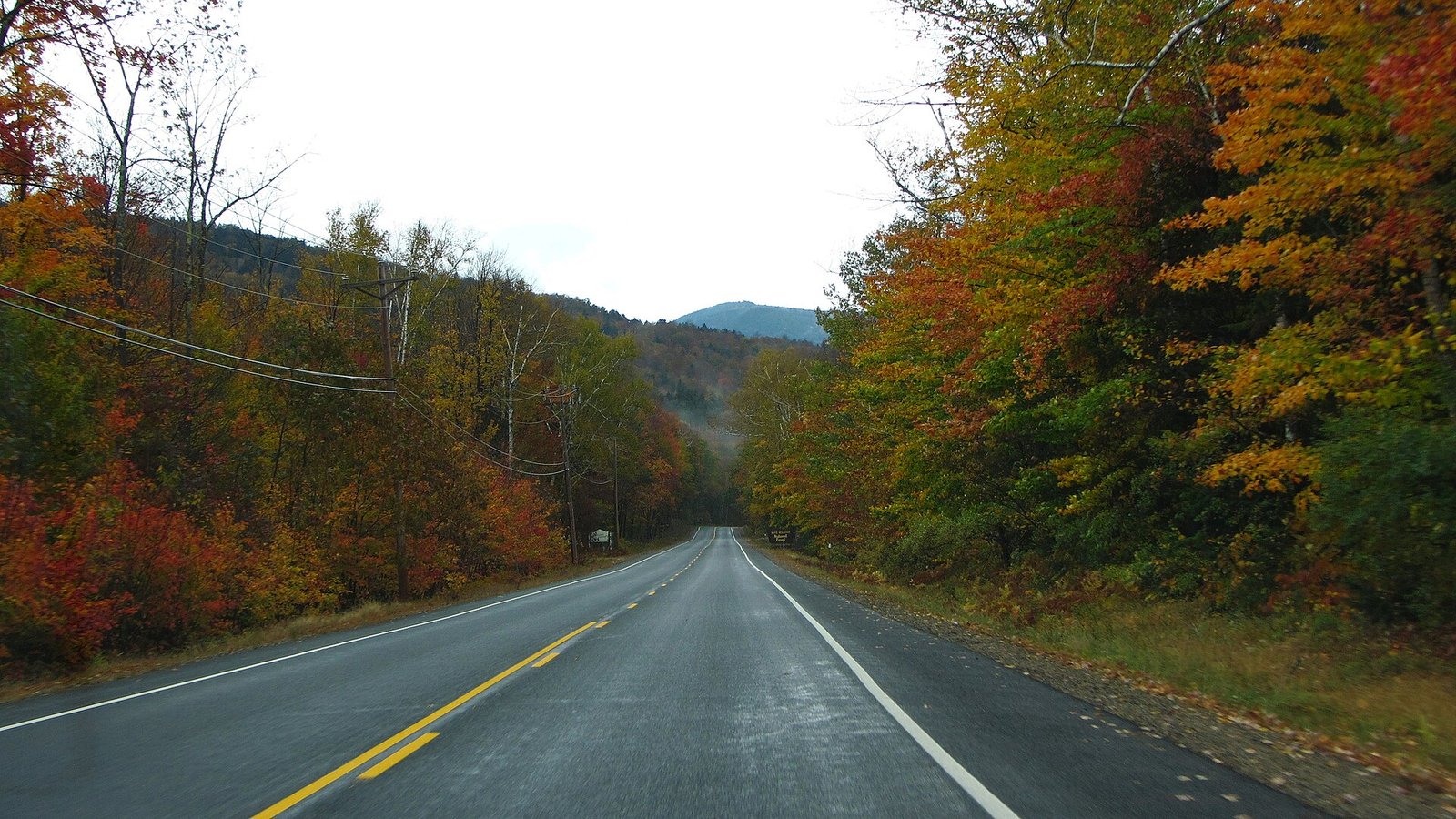 Autumn colour along the Kancamagus Highway in New Hampshire