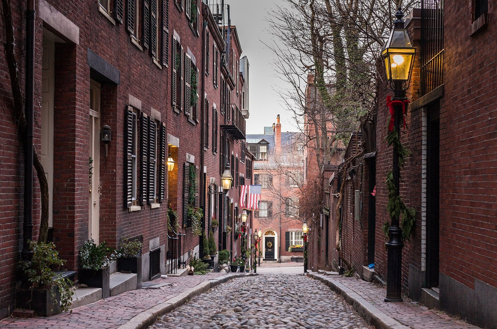 A narrow cobbled street in Beacon Hill, Boston