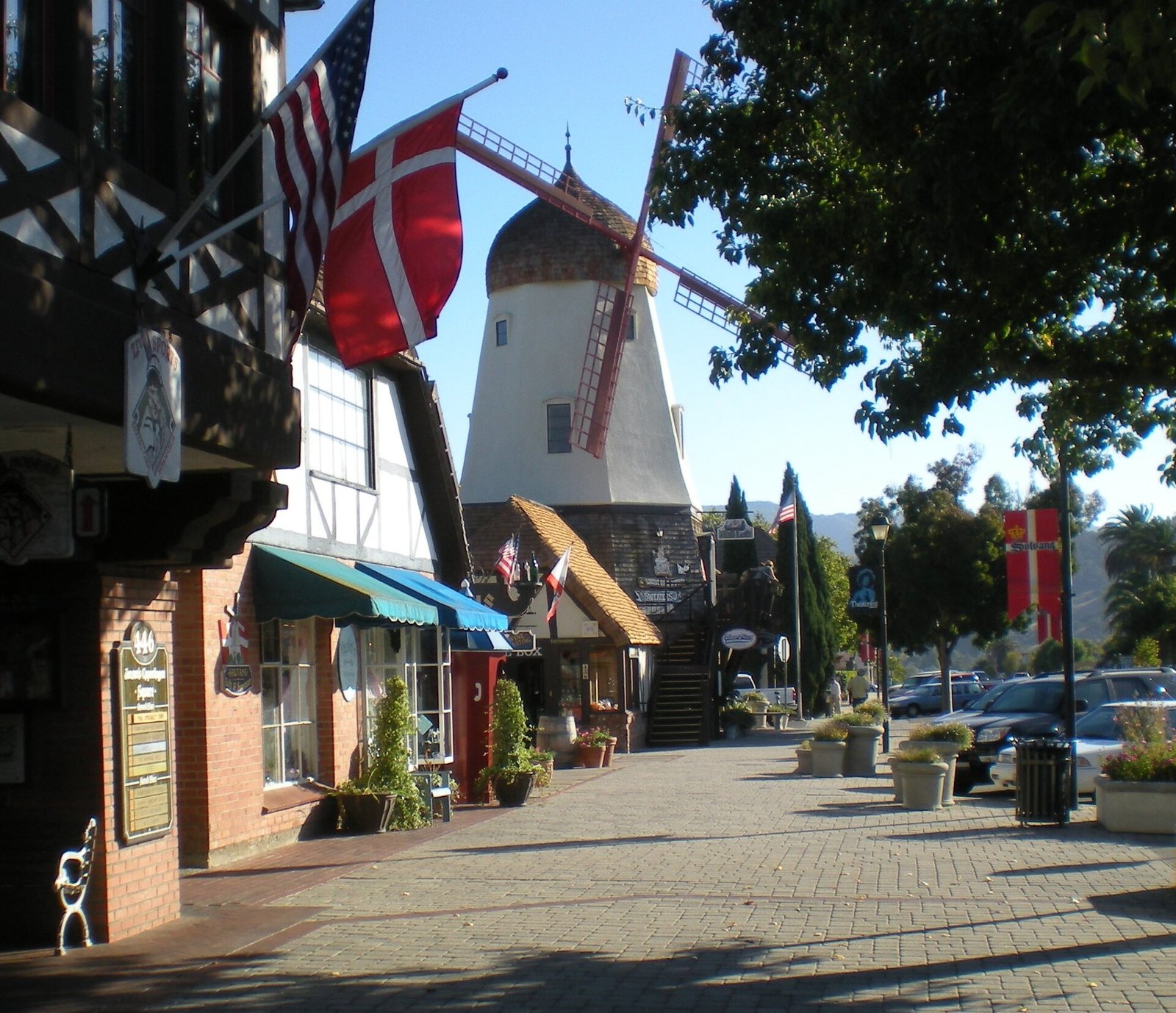 The windmill above the Danish-style shops of Solvang
